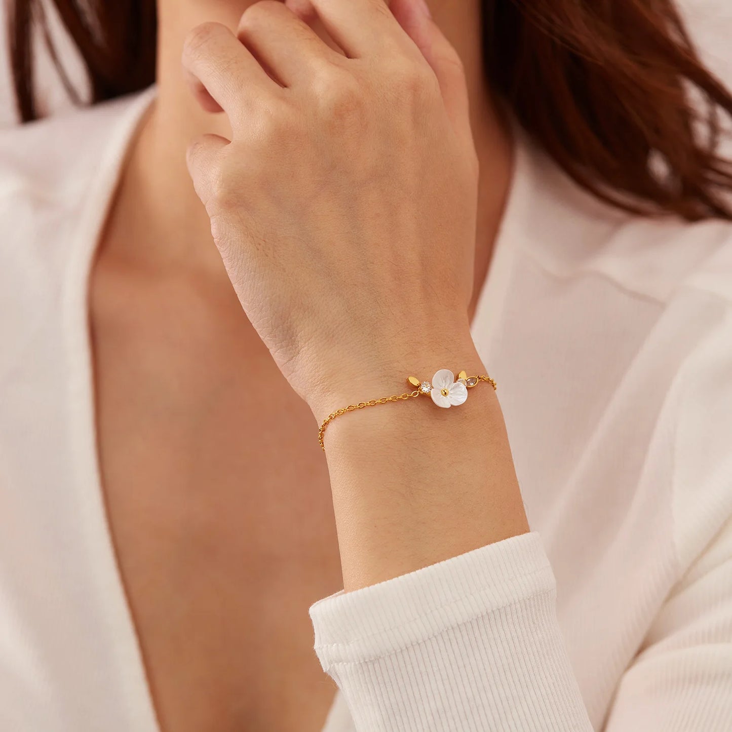 INS-Style Floral Bracelet for Women – Minimalist Stainless Steel Wristwear, Unique Commuter Fashion Jewelry