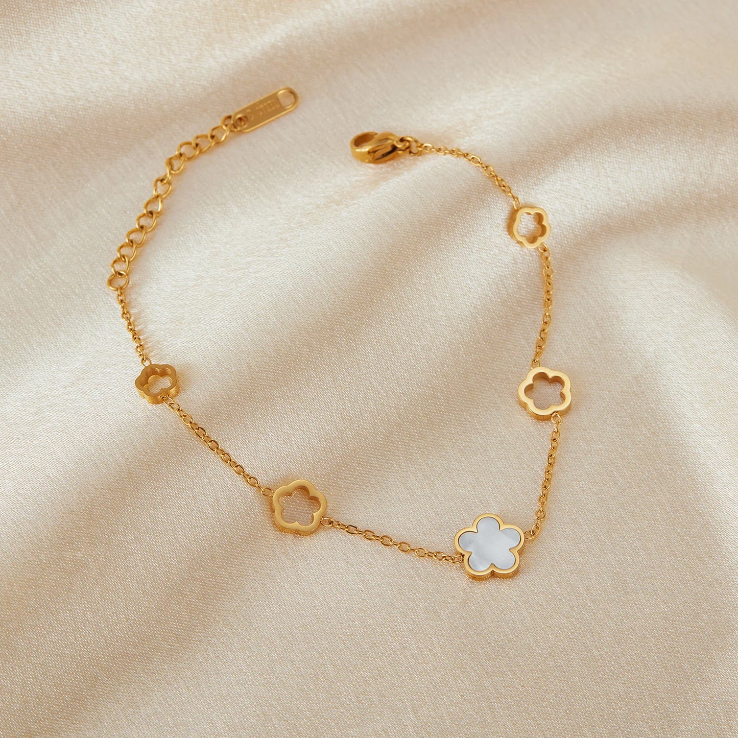 Minimalist Hollow Shell Flower Bracelet for Women โ Stainless Steel Plated Elegant Wristwear, Ocean-Inspired Fashion Jewelry