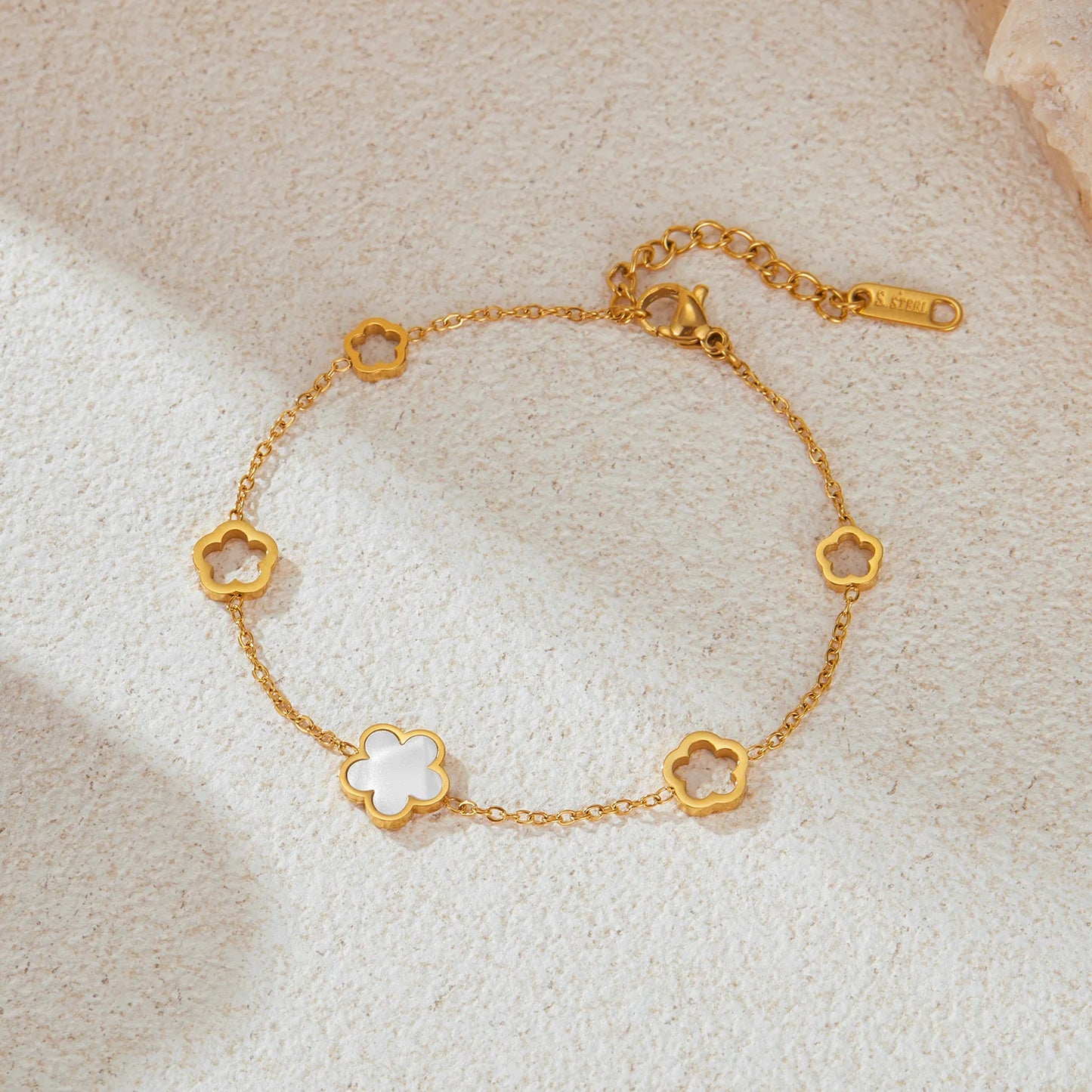 Minimalist Hollow Shell Flower Bracelet for Women โ Stainless Steel Plated Elegant Wristwear, Ocean-Inspired Fashion Jewelry