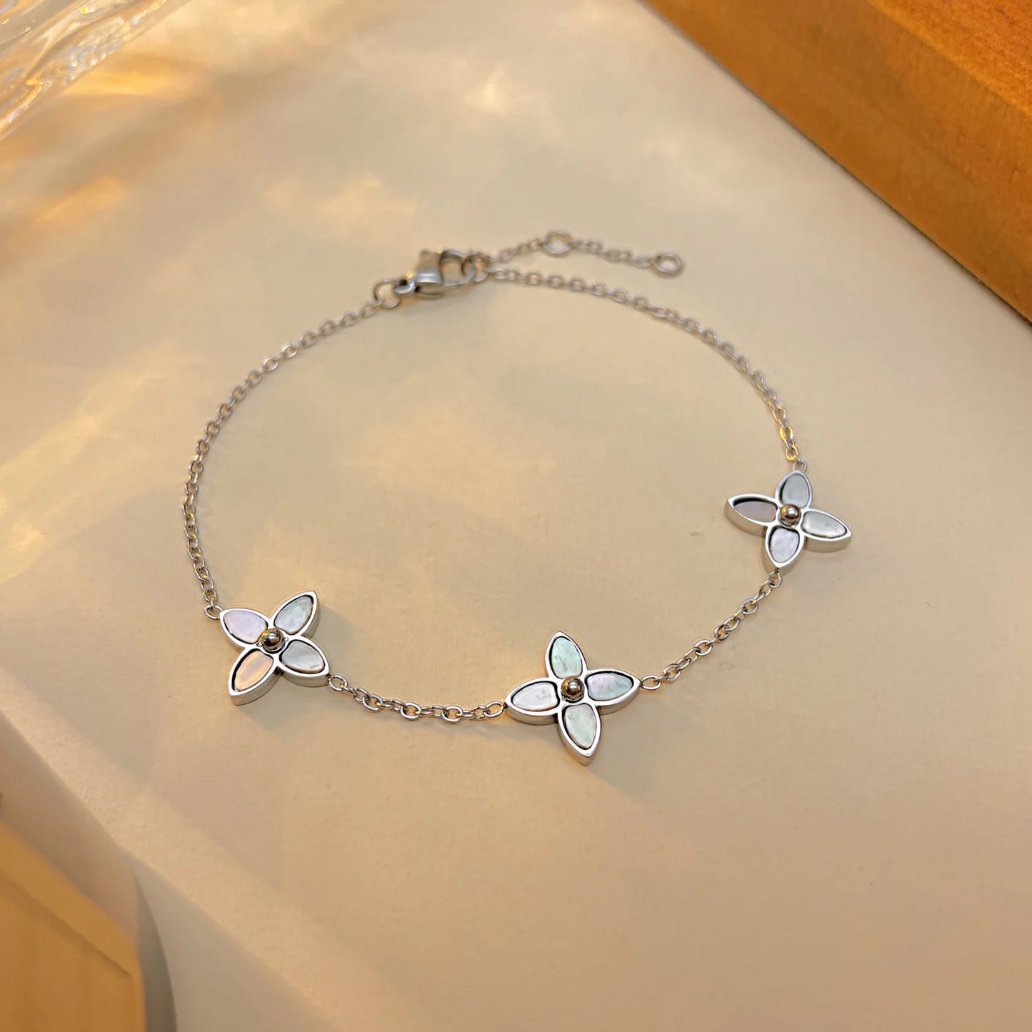 INS Style Fashion Clover Bracelet for Women – White Mother-of-Pearl Stainless Steel Titanium Steel Jewelry