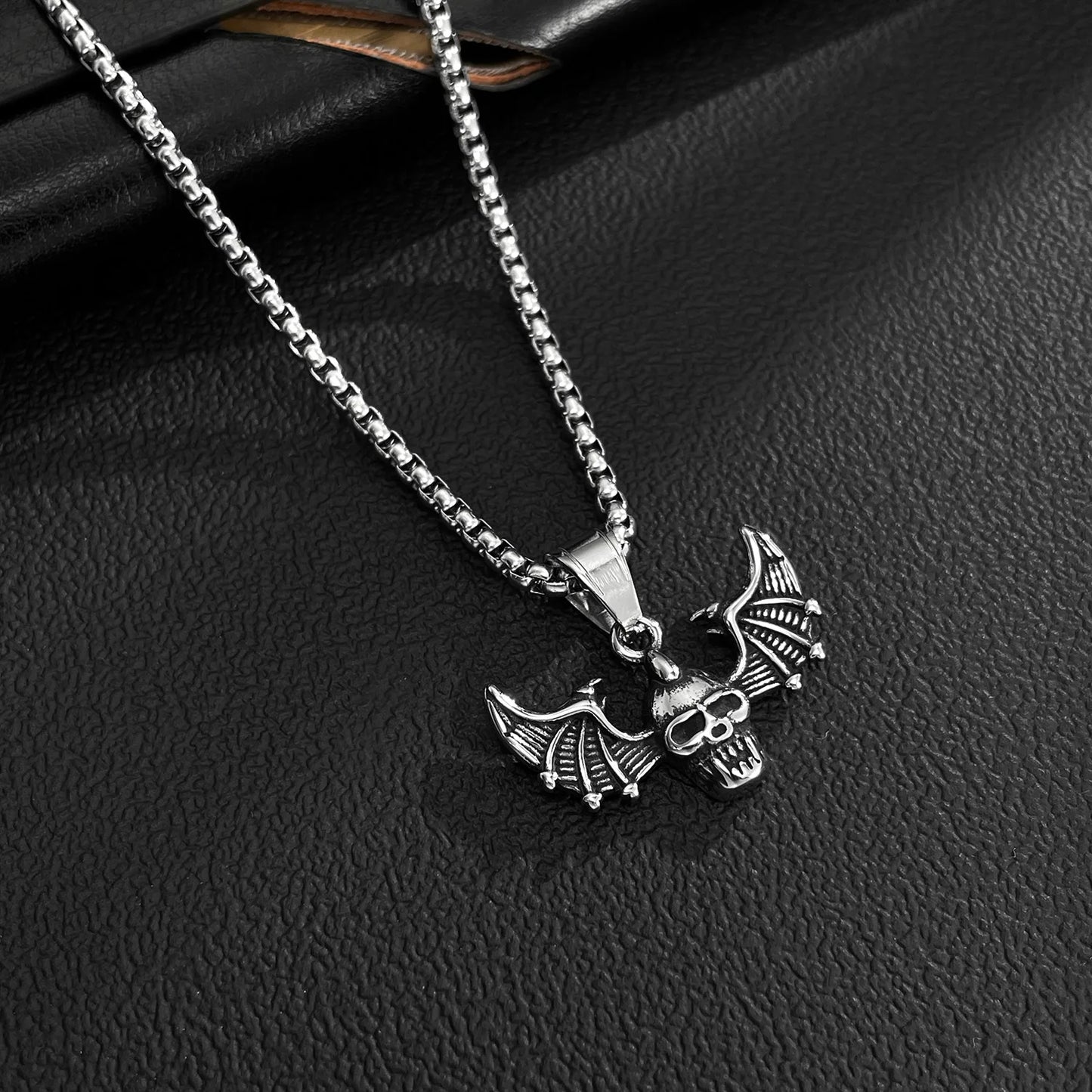 Men’s Punk Skull Pendant Necklace – Gothic Bat Wings Stainless Steel Chain for Streetwear Style