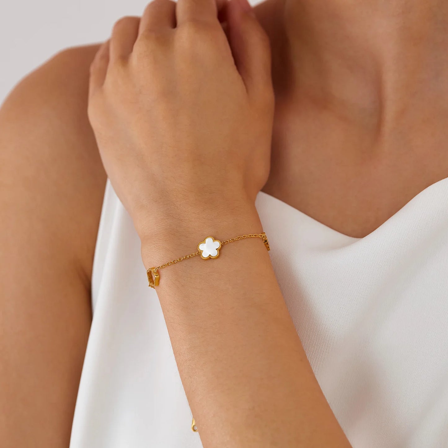 Minimalist Hollow Shell Flower Bracelet for Women โ Stainless Steel Plated Elegant Wristwear, Ocean-Inspired Fashion Jewelry