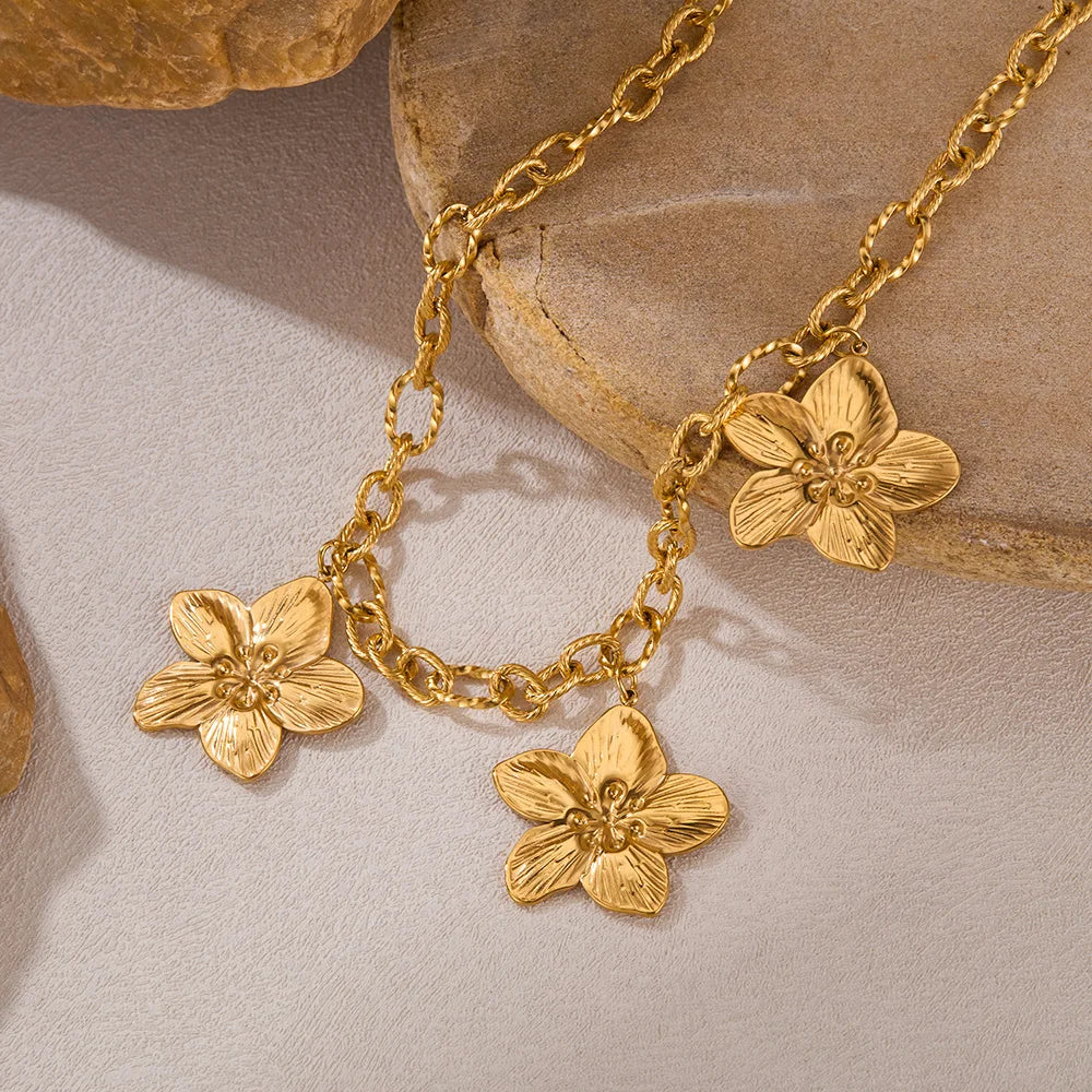 High-Sense Retro Statement Flower Necklace for Women - Versatile Y2K Stainless Steel Titanium Steel Collarbone Chain Jewelry