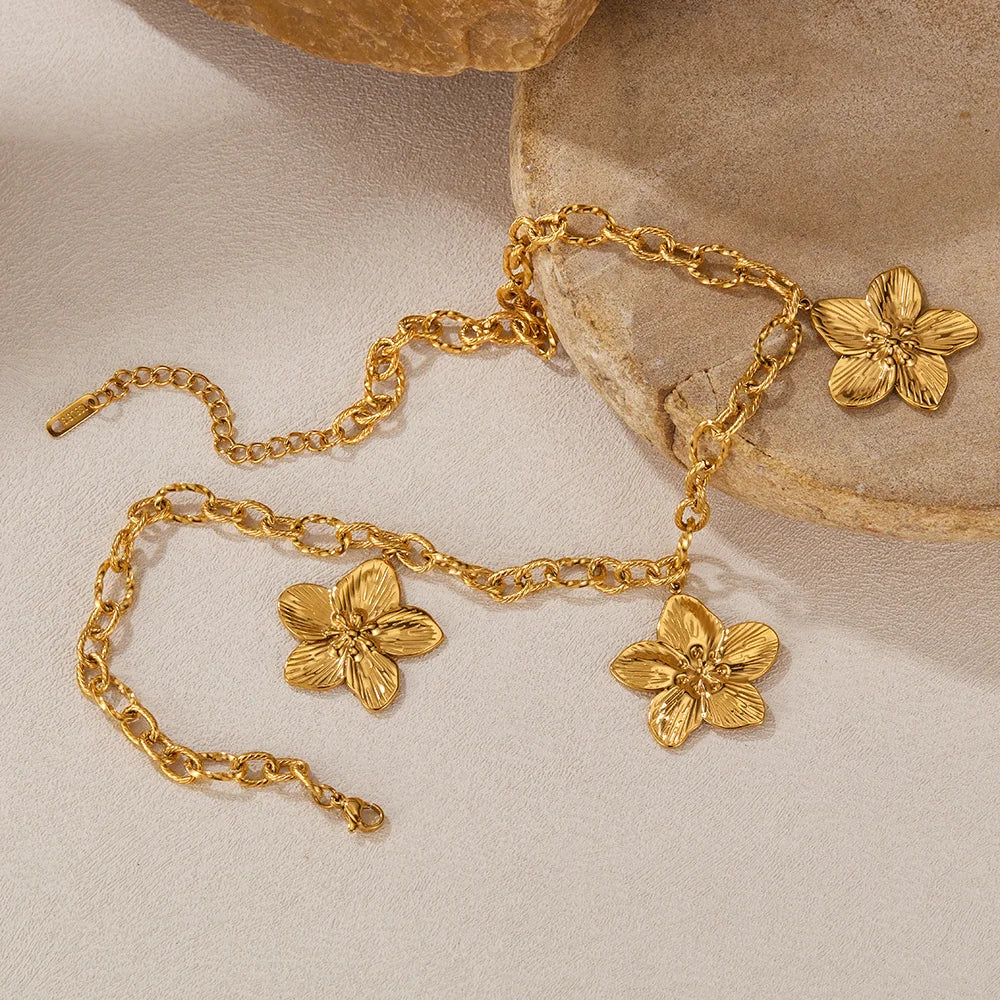 High-Sense Retro Statement Flower Necklace for Women - Versatile Y2K Stainless Steel Titanium Steel Collarbone Chain Jewelry