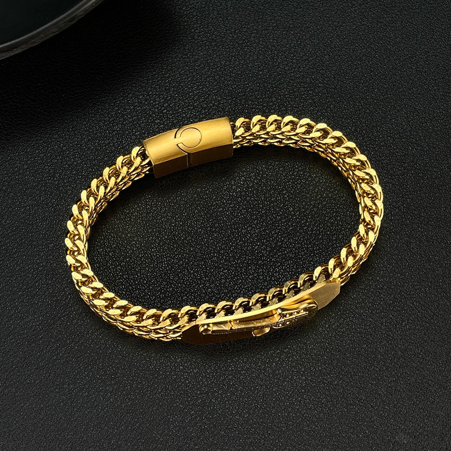 Fashion Retro Bracelet for Men - Gold-Plated 3D Guitar Stainless Steel Titanium Jewelry