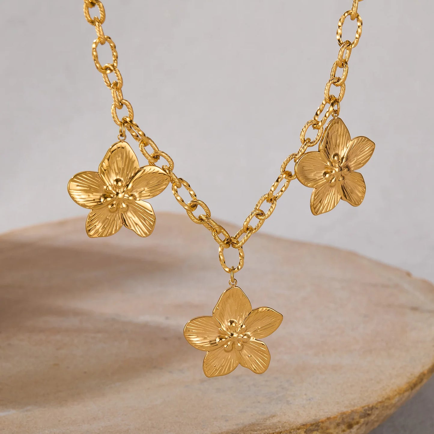 High-Sense Retro Statement Flower Necklace for Women - Versatile Y2K Stainless Steel Titanium Steel Collarbone Chain Jewelry